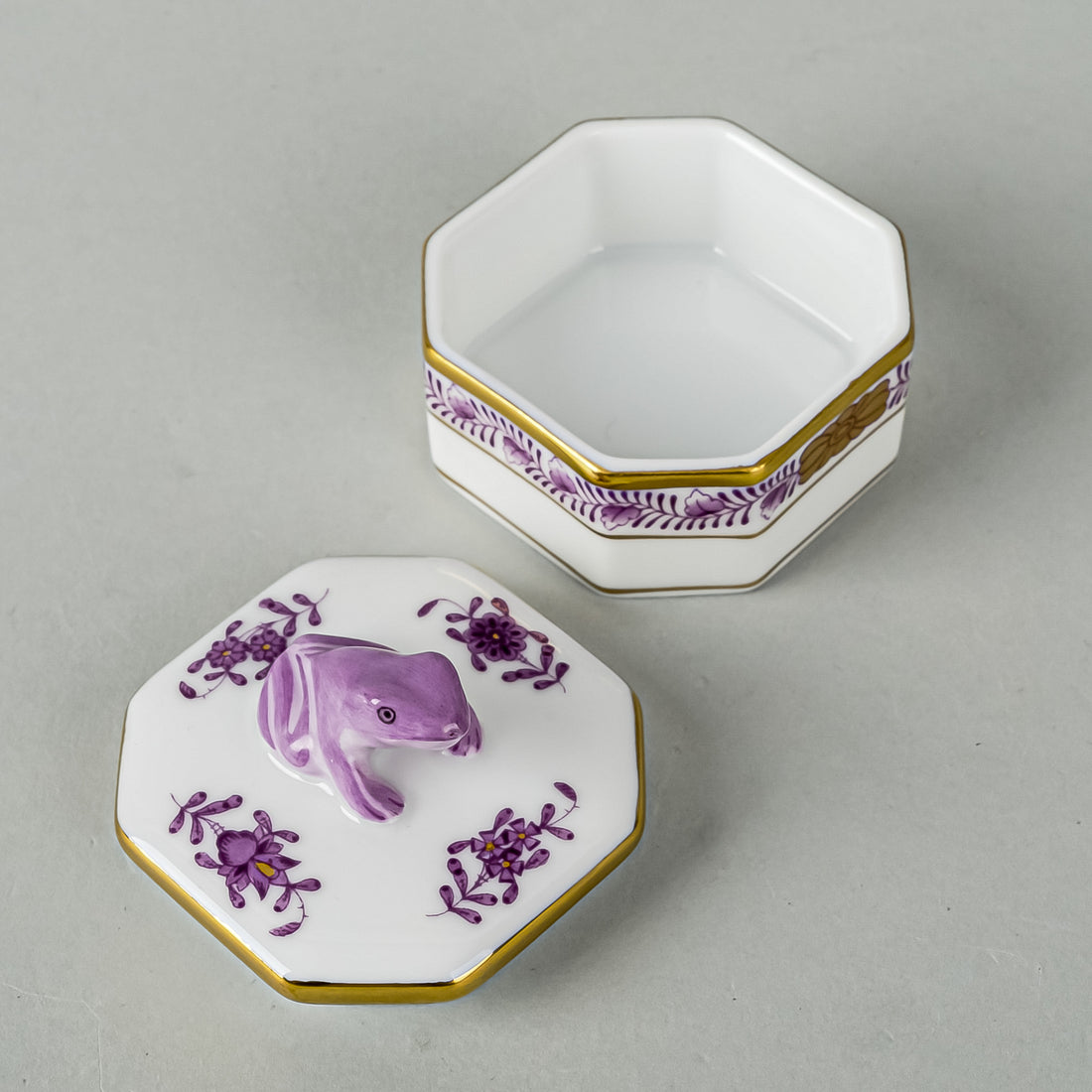 HEREND Chinese Bouquet Purple Bonbonnier Frog Knob 6105