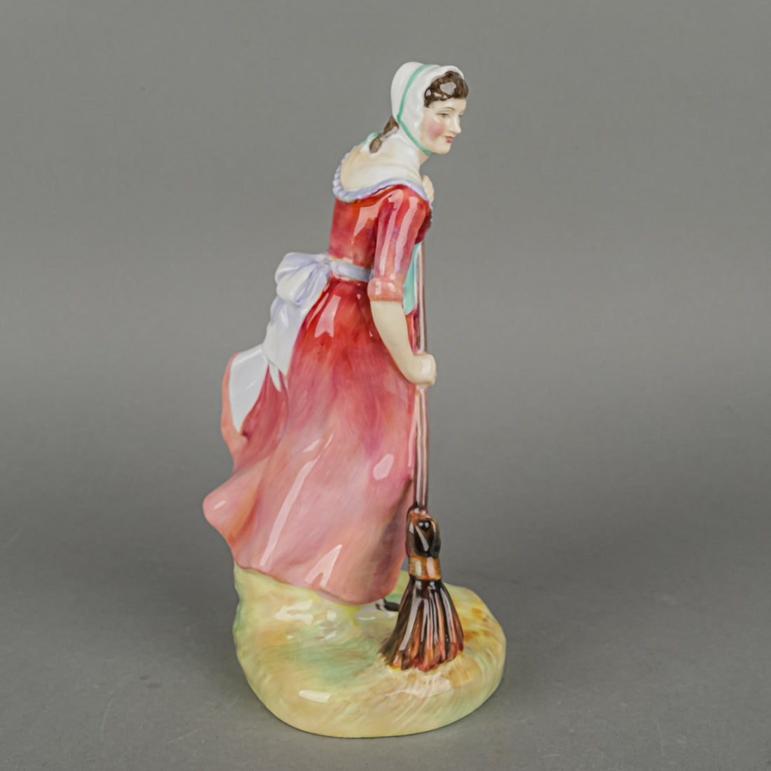 ROYAL DOULTON Figurine Autumn HN 2087  The Seasons Series