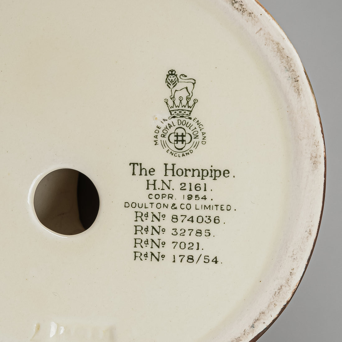 ROYAL DOULTON Figurine The Hornpipe HN 2161