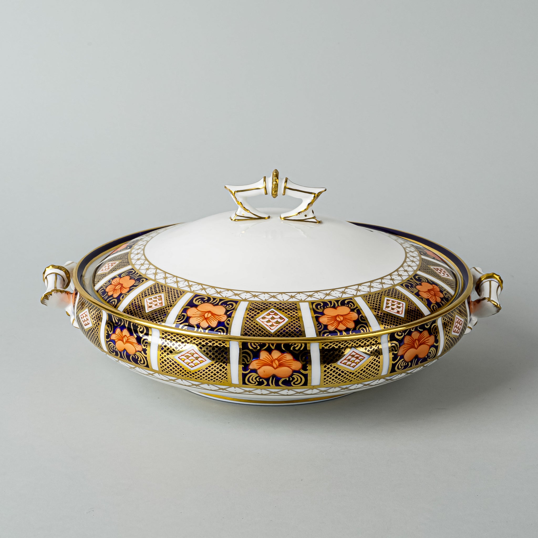 ROYAL CROWN DERBY Old Imari Border 8450 Round Covered Serving Dish