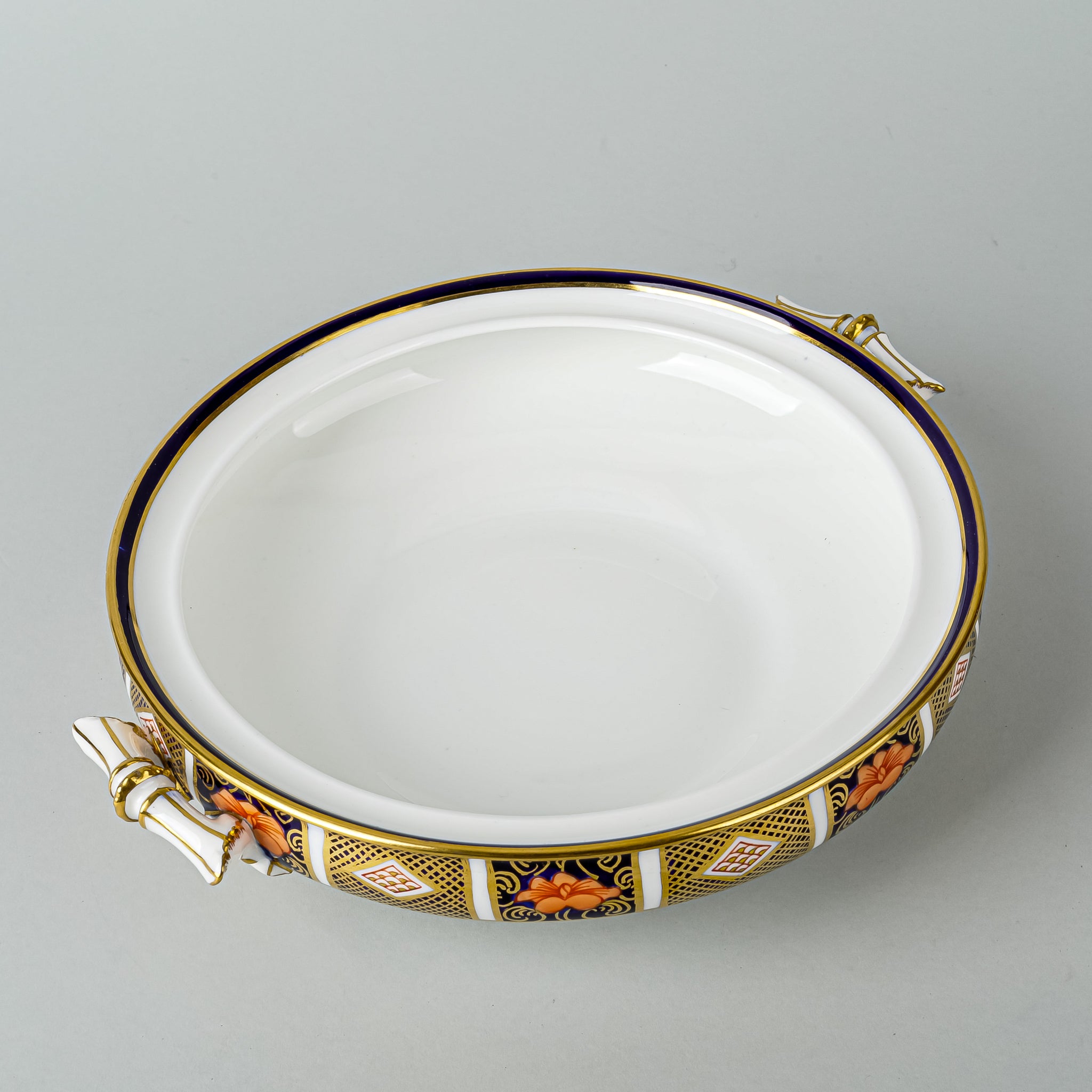 ROYAL CROWN DERBY Old Imari Border 8450 Round Covered Serving Dish