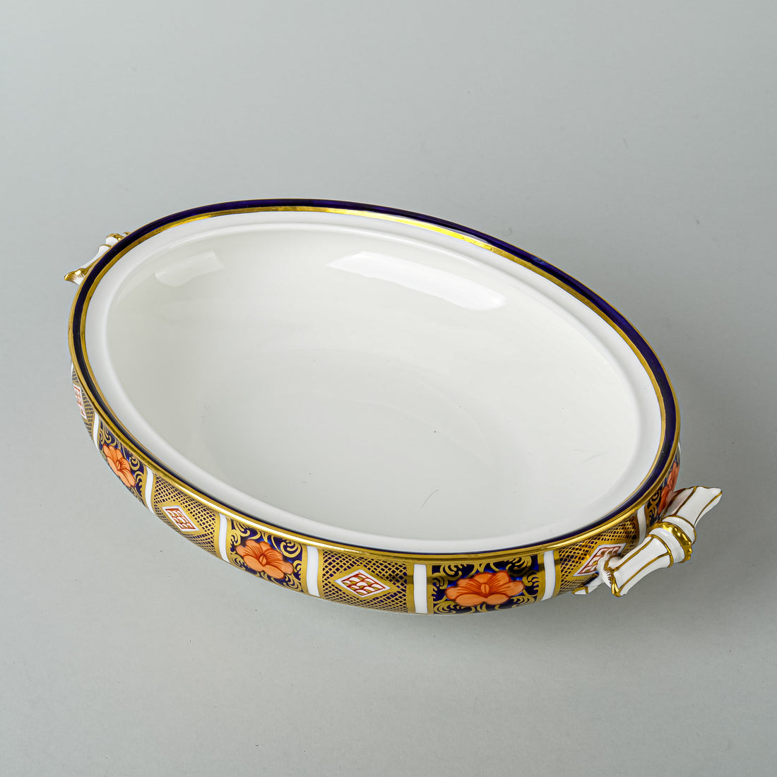 ROYAL CROWN DERBY Old Imari Border 8450 Oval Covered Serving Dish
