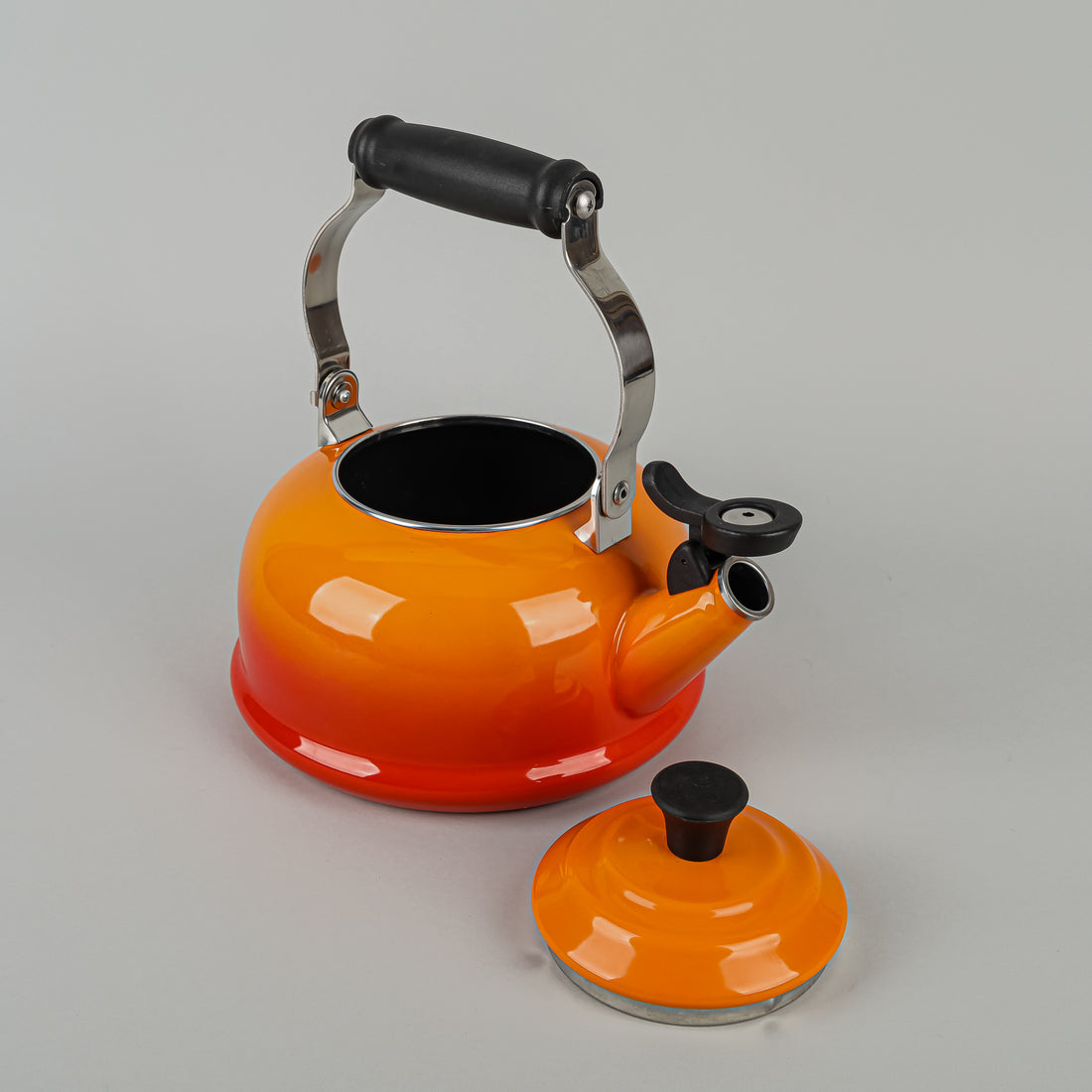 LE CREUSET Whistling Kettle Orange Flame