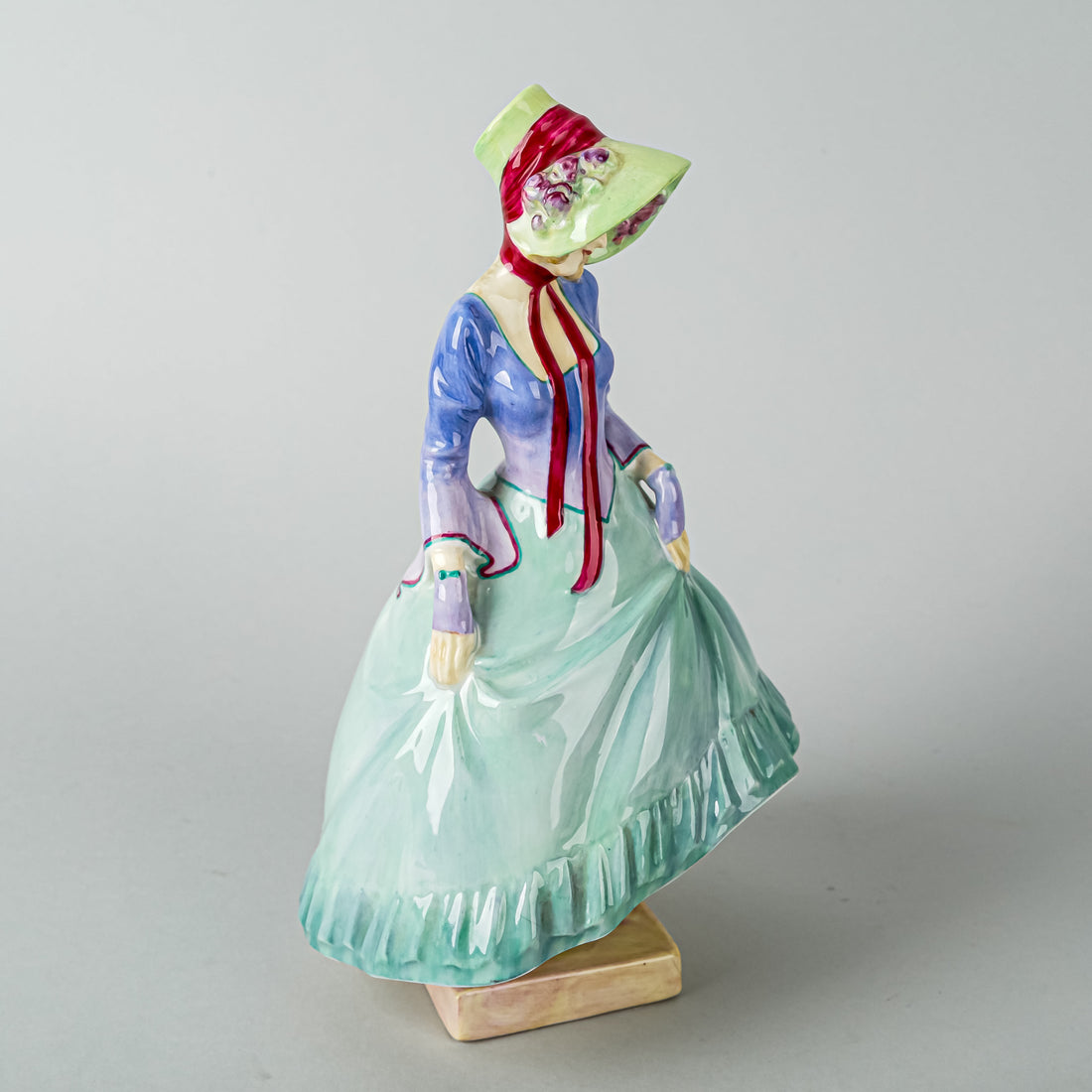 ROYAL DOULTON Figurine Pantalettes HN 1362