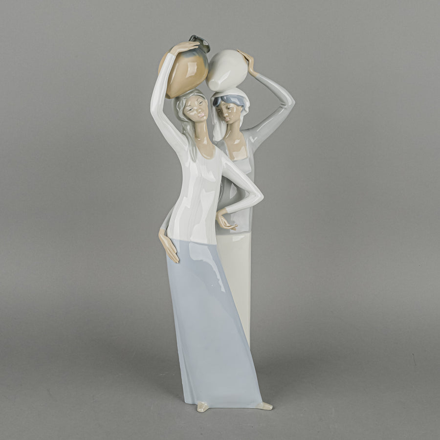 LLADRO Figurine Two Women With Flagons