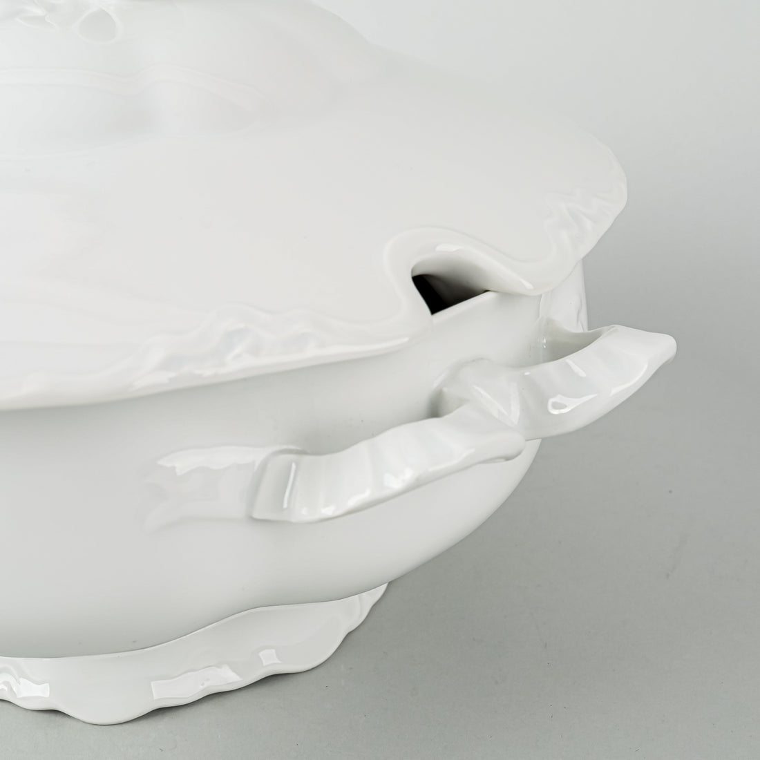 HUTSCHENREUTHER Racine White Covered Tureen