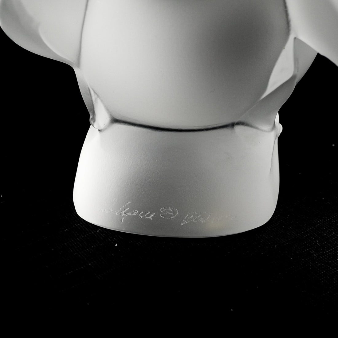 LALIQUE Figurine Moineau Coquet/Head Under Wing