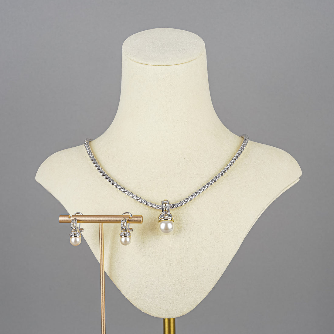 JOHN MEDEIROS Silver Tone Chain Pearl Pendant Set