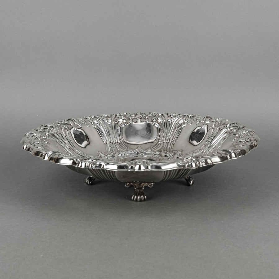 Wm A ROGERS Repousse Silver Plate Footed Centrepiece Bowl 7929