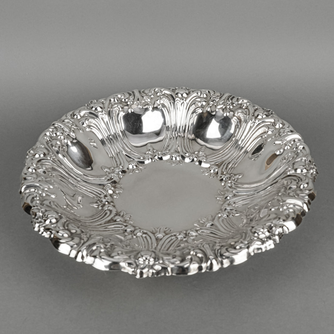 Wm A ROGERS Repousse Silver Plate Footed Centrepiece Bowl 7929