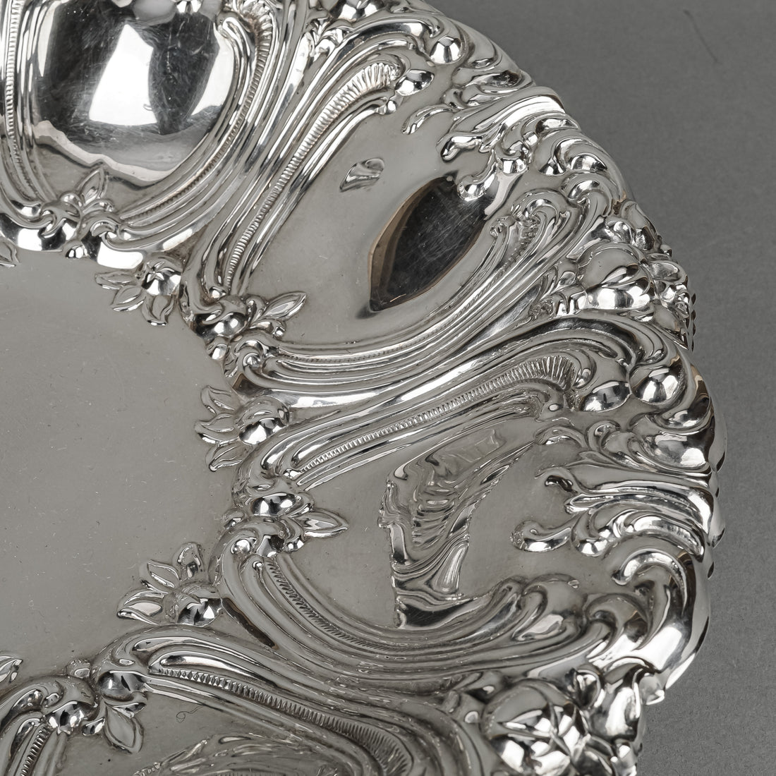 Wm A ROGERS Repousse Silver Plate Footed Centrepiece Bowl 7929