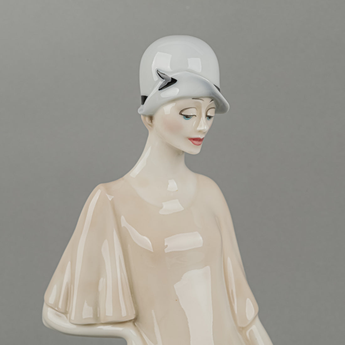 ROYAL DOULTON Figurine Promenade HN 3072  Reflections Series