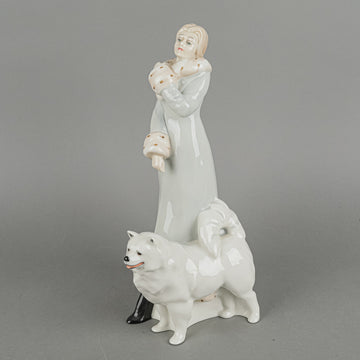 ROYAL DOULTON Figurine A Winters Walk HN 3052 Reflections Series