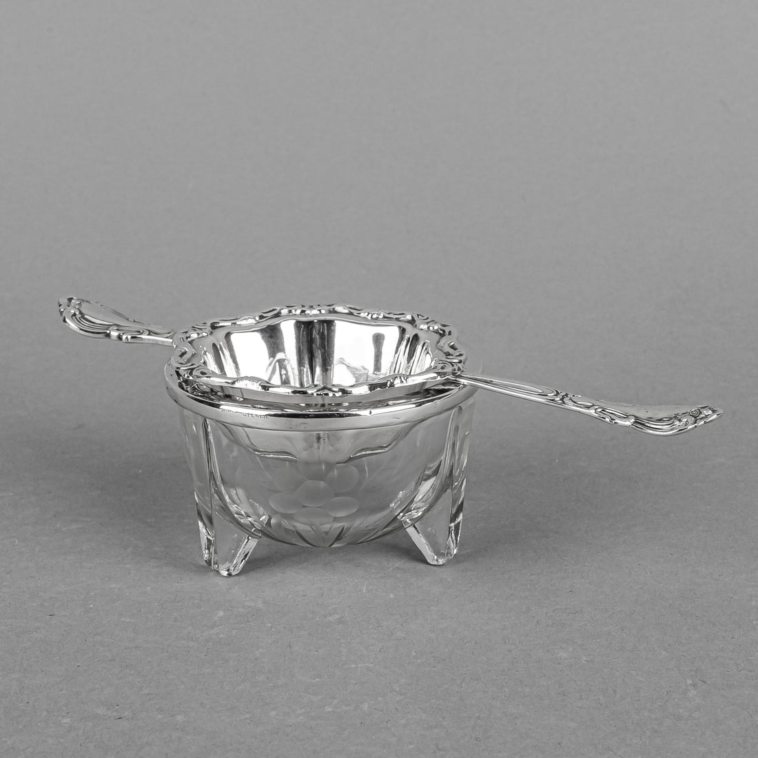 BIRKS Chantilly Sterling Tea Strainer  w/Glass Stand