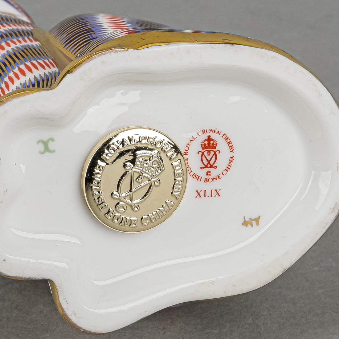 ROYAL CROWN DERBY Paperweight Sitting Cat