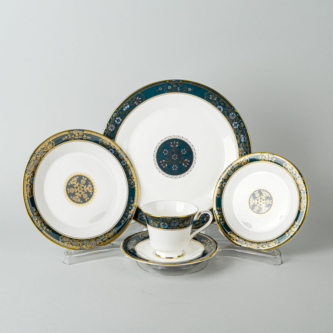 ROYAL DOULTON Carlyle H5018 8 Place Settings Plus Extas