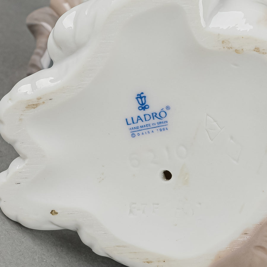 LLADRO Figurine Gentle Surprise 6210