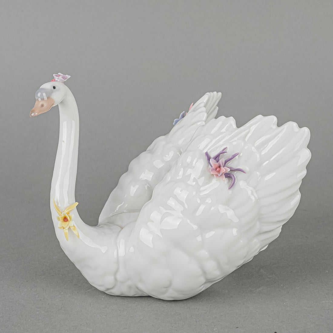 LLADRO Figurine White Swan With Flowers 6499