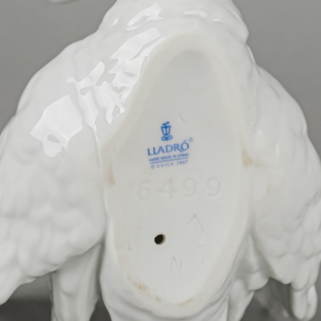 LLADRO Figurine White Swan With Flowers 6499