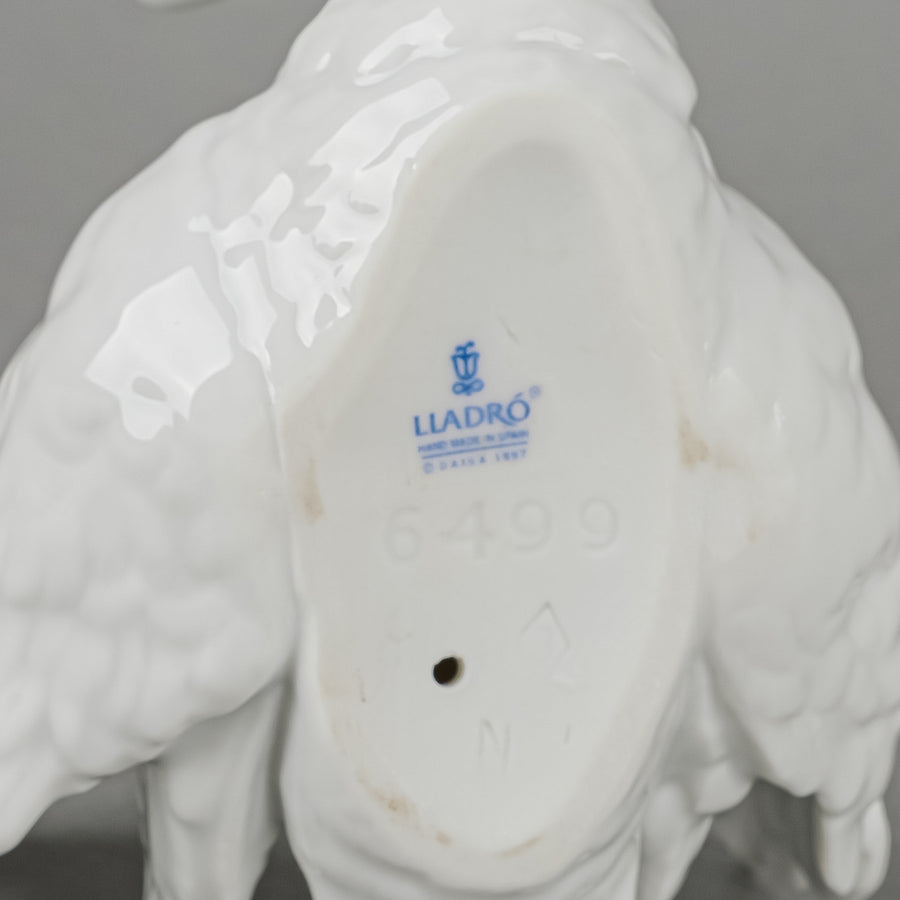 LLADRO Figurine White Swan With Flowers 6499