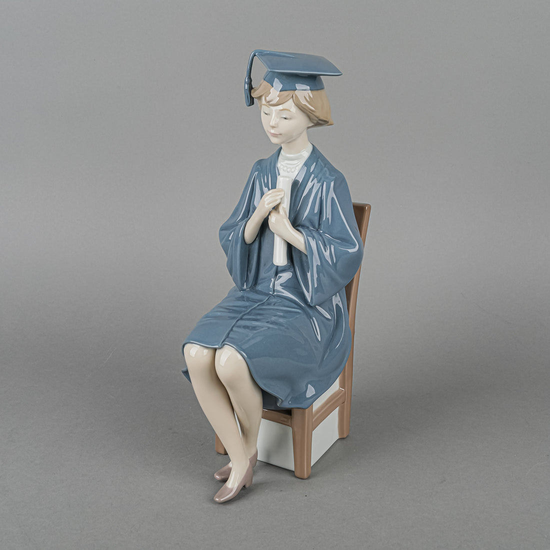 LLADRO Figurine Girl Graduate 5199