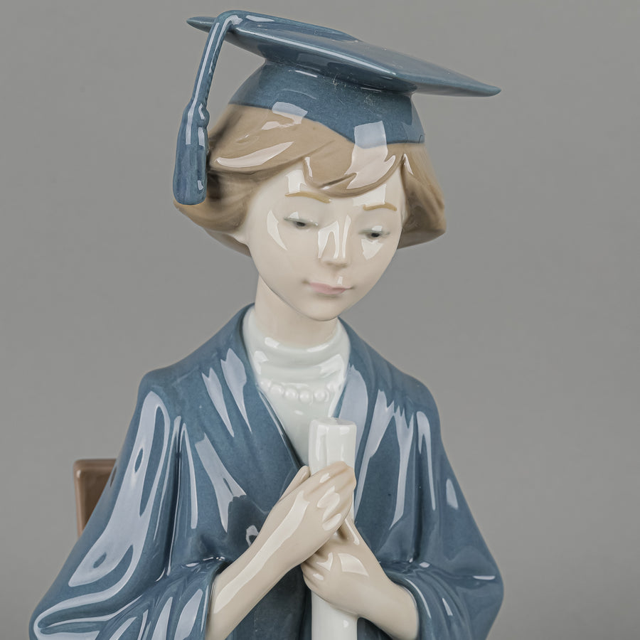 LLADRO Figurine Girl Graduate 5199
