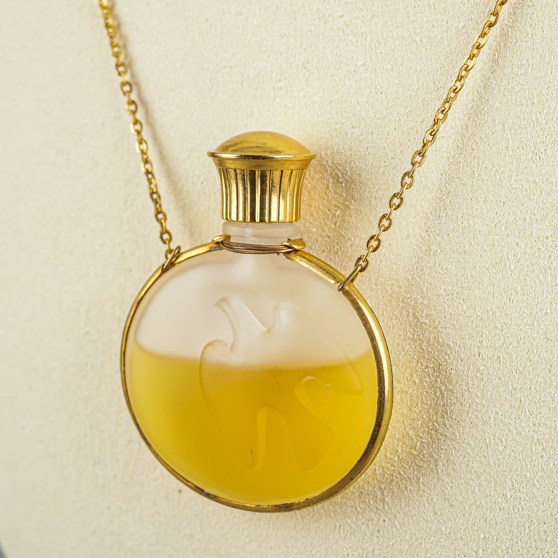 NINA RICCI Lalique Pendant Necklace