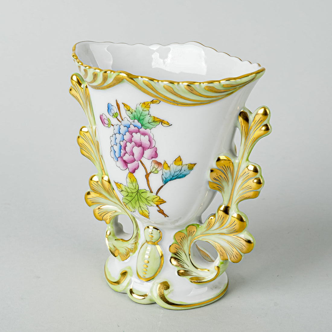 HEREND Queen Victoria Small Baroque Vase 6533