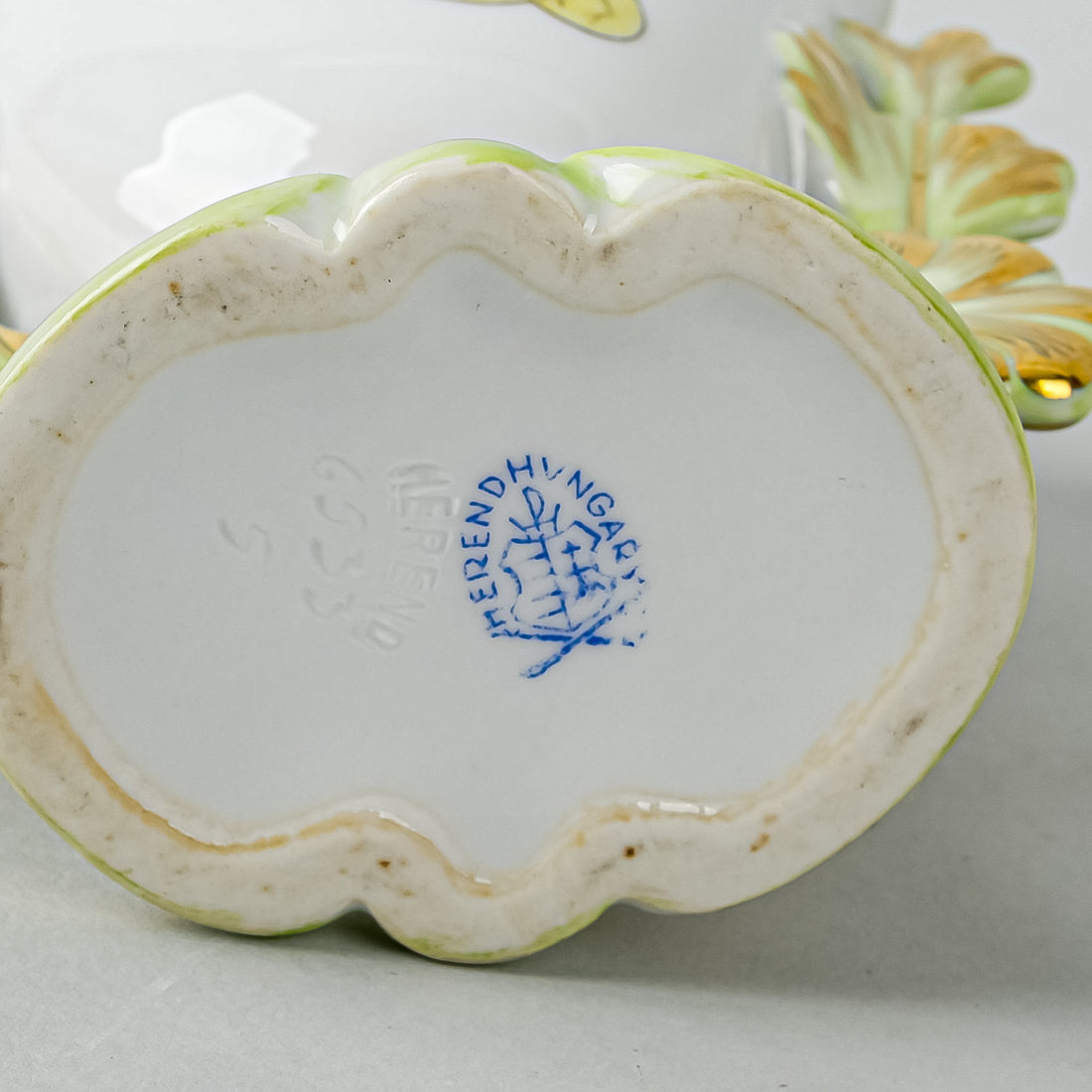 HEREND Queen Victoria Small Baroque Vase 6533