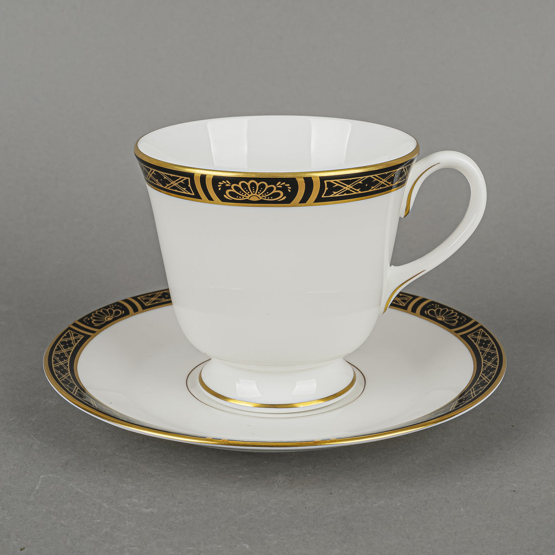 ROYAL WORCESTER Mountbatten 30 Pieces