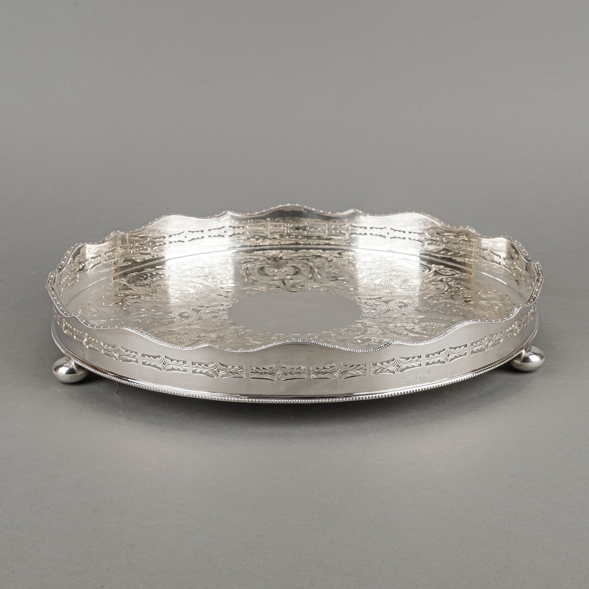 年末特別セール♥Barker Ellis　銀メッキ製　オーバルトレイ BARKER-ELLIS Silverplate Footed Gallery Tray - Around The Block