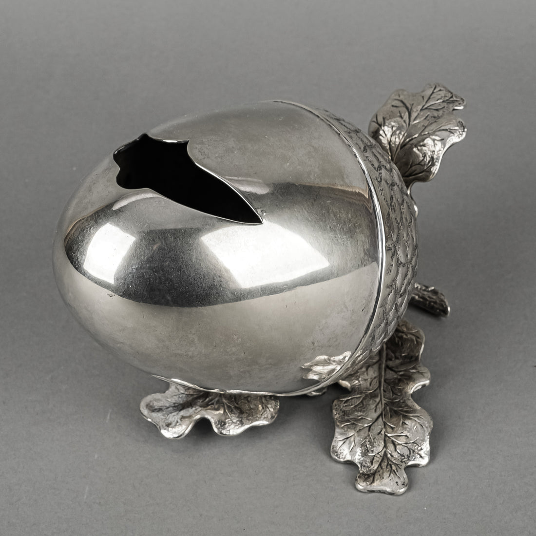 ROBERTS & BELK Silverplate Acorn Shaped Spoon Warmer