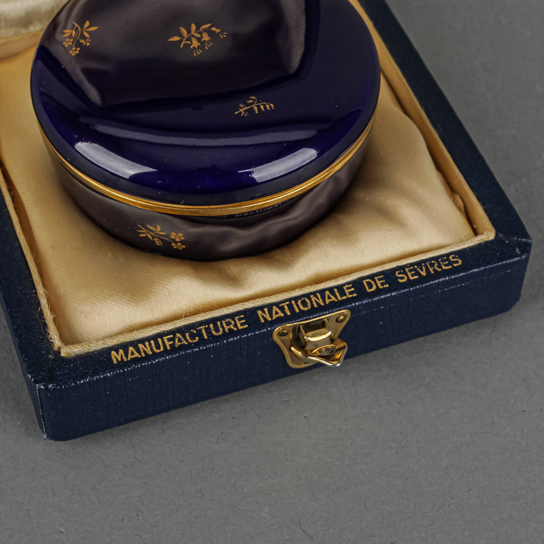 SEVRES Round Covered Trinket Box