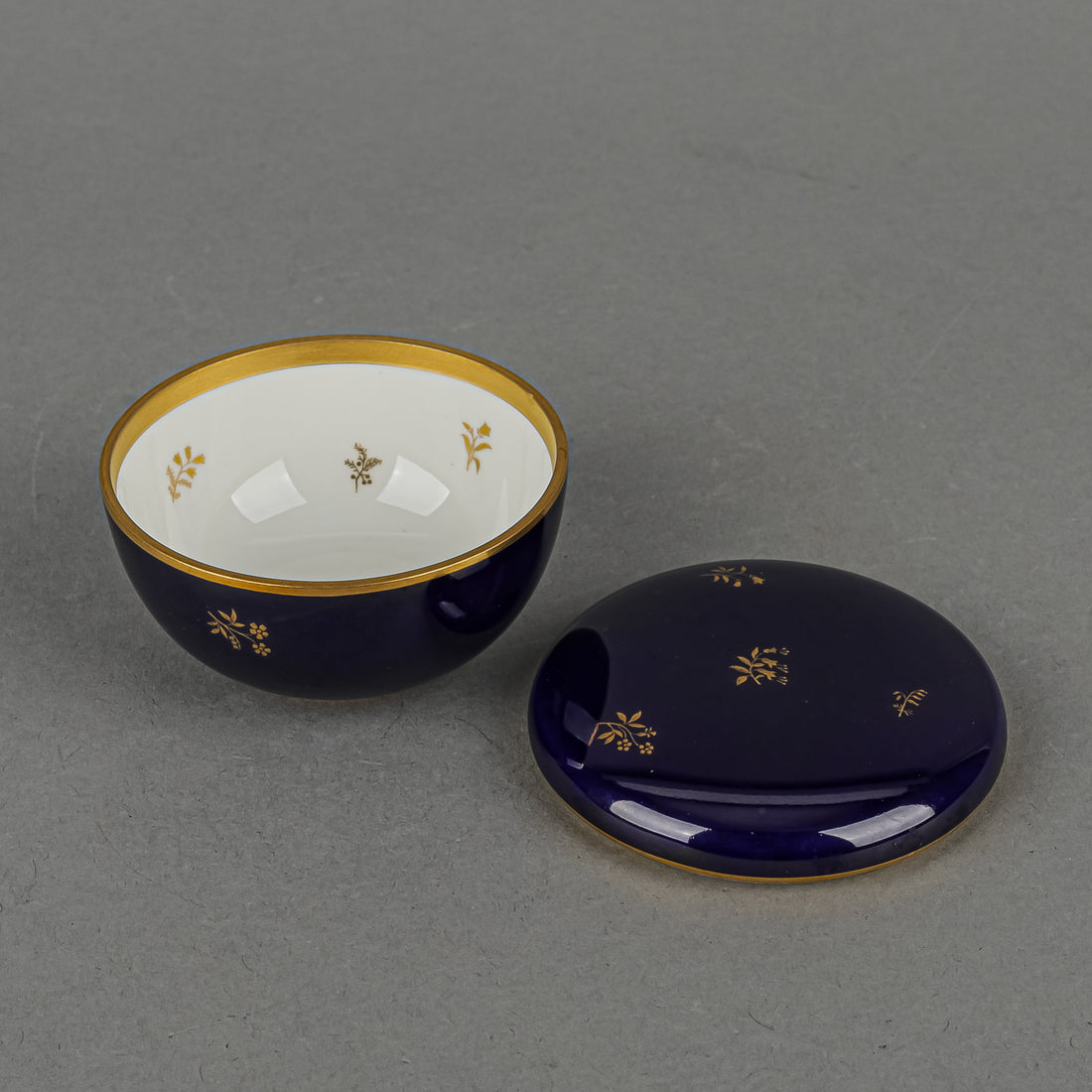 SEVRES Round Covered Trinket Box