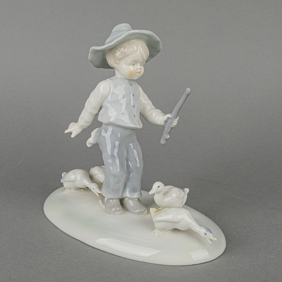 METZLER & ORTLOFF Figurine Boy With Ducks 7210