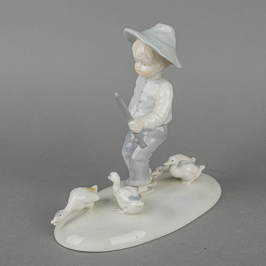 METZLER & ORTLOFF Figurine Boy With Ducks 7210