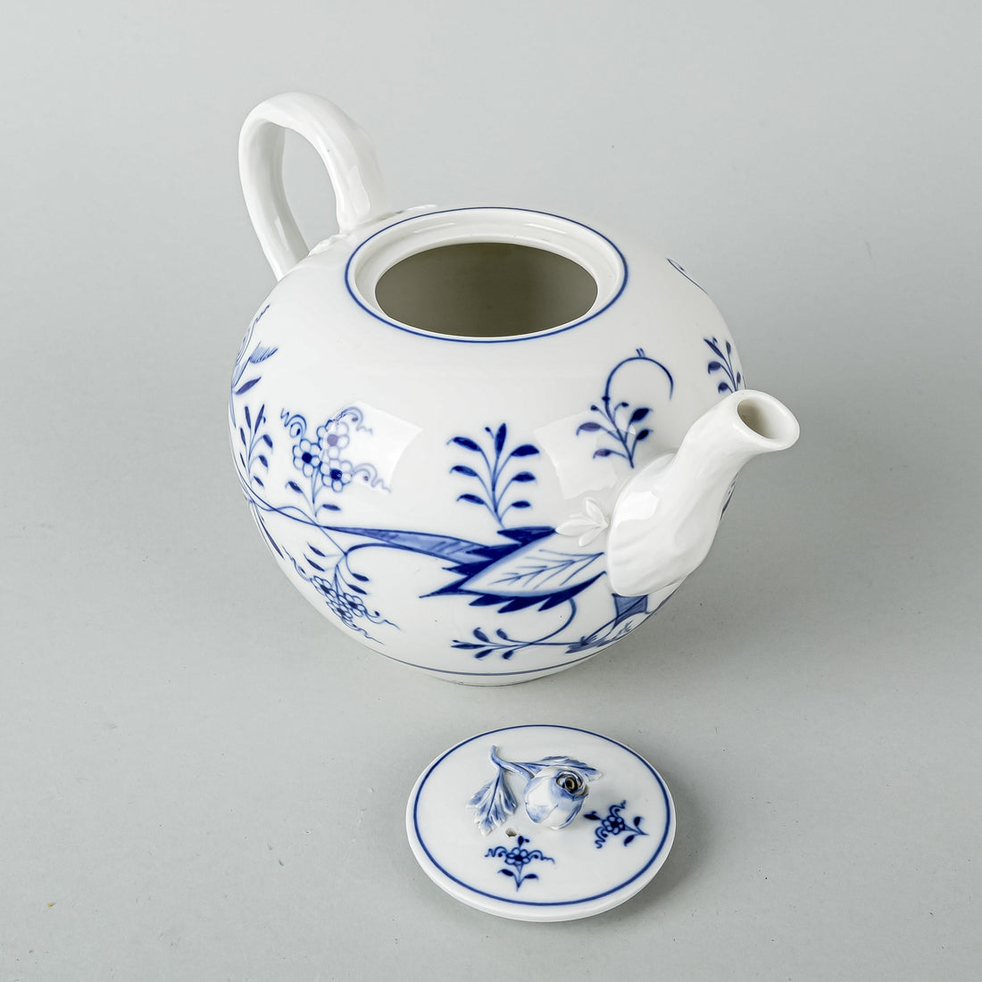 MEISSEN Blue Onion Teapot With Rose Knob Lid