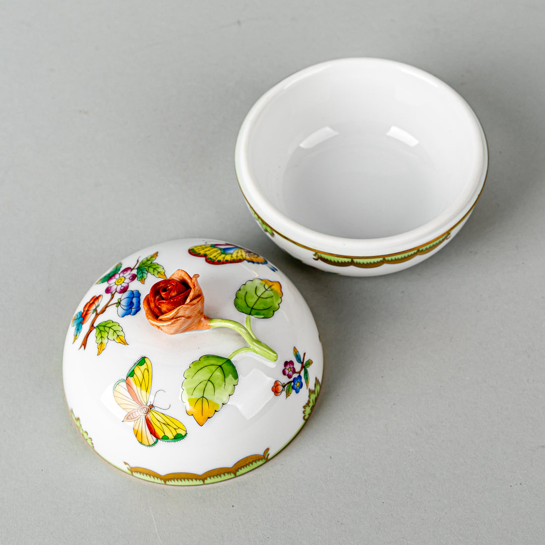 HEREND Queen Victoria Bonbonniere With Rose Knob