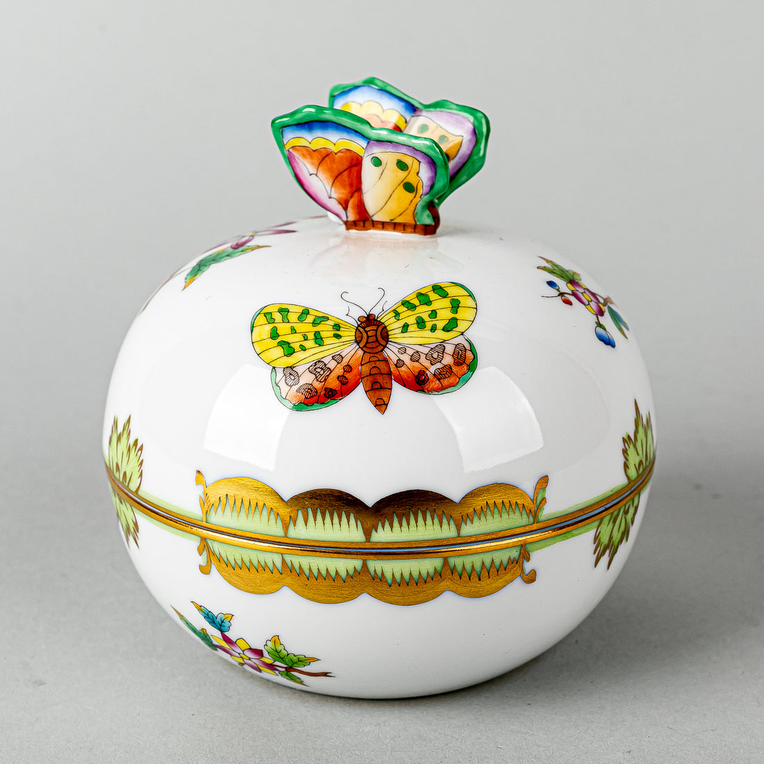 HEREND Queen Victoria Bonbonniere With Butterfly Knob