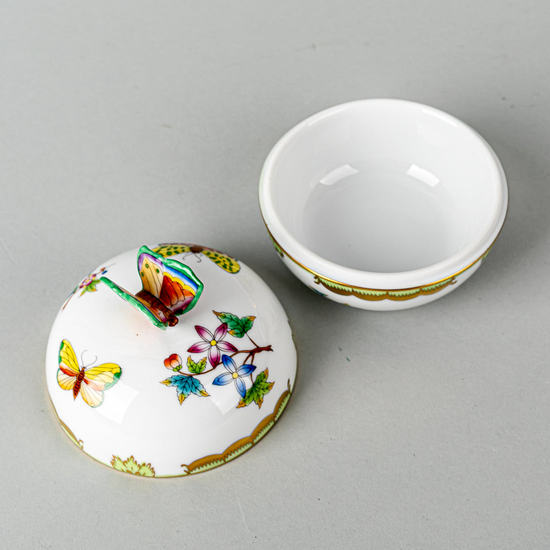 HEREND Queen Victoria Bonbonniere With Butterfly Knob