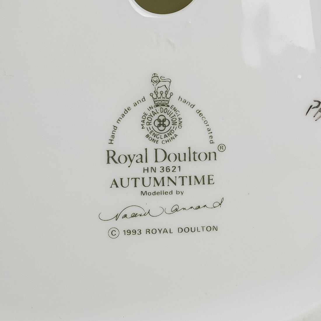 ROYAL DOULTON Figurine Autumntime HN 3621  The Seasons Series