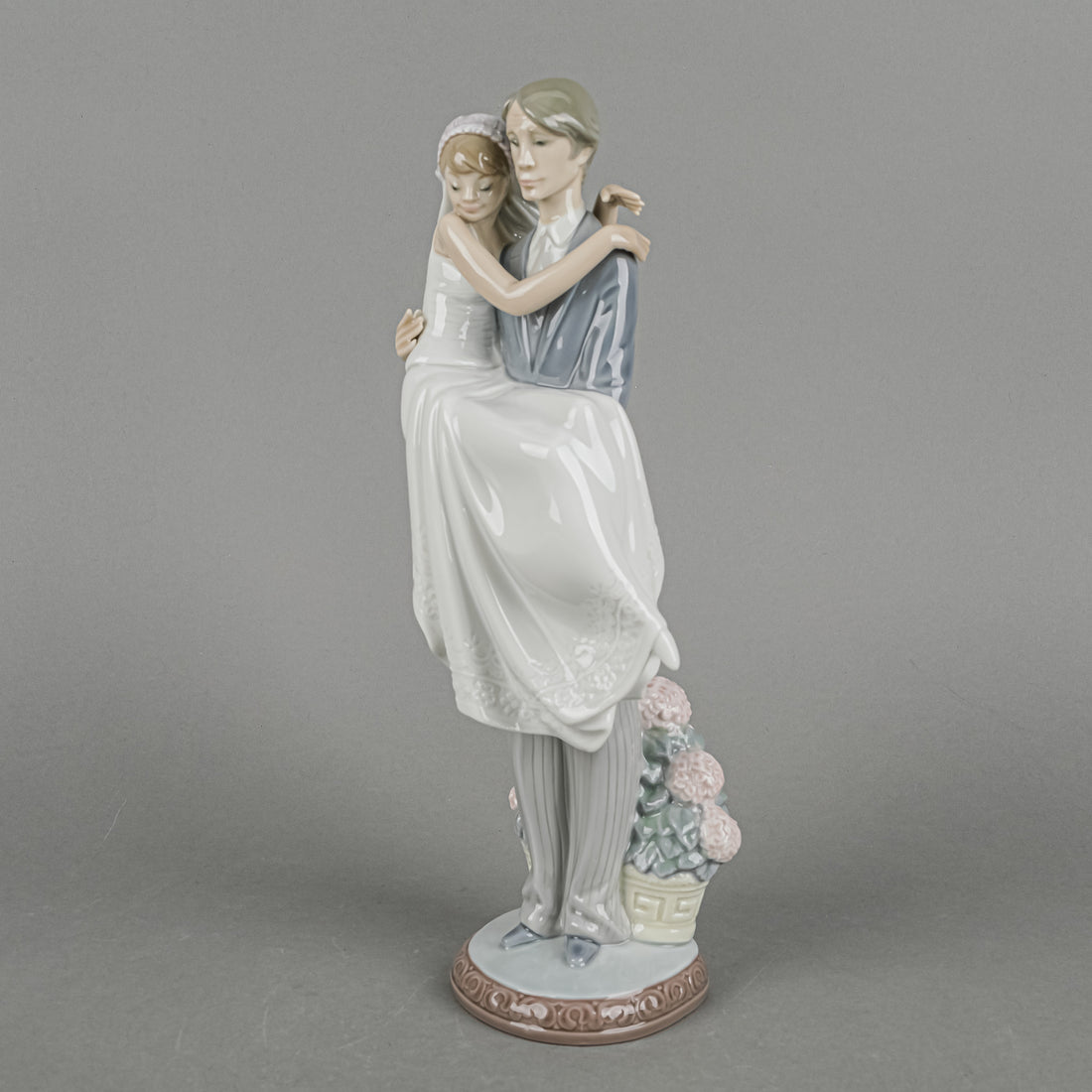 LLADRO Figurine Over The Threshold 5282