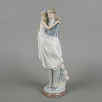LLADRO Figurine Over The Threshold 5282