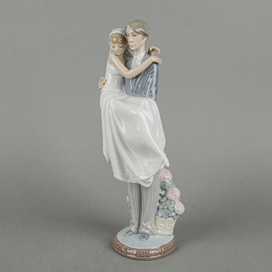LLADRO Figurine Over The Threshold 5282