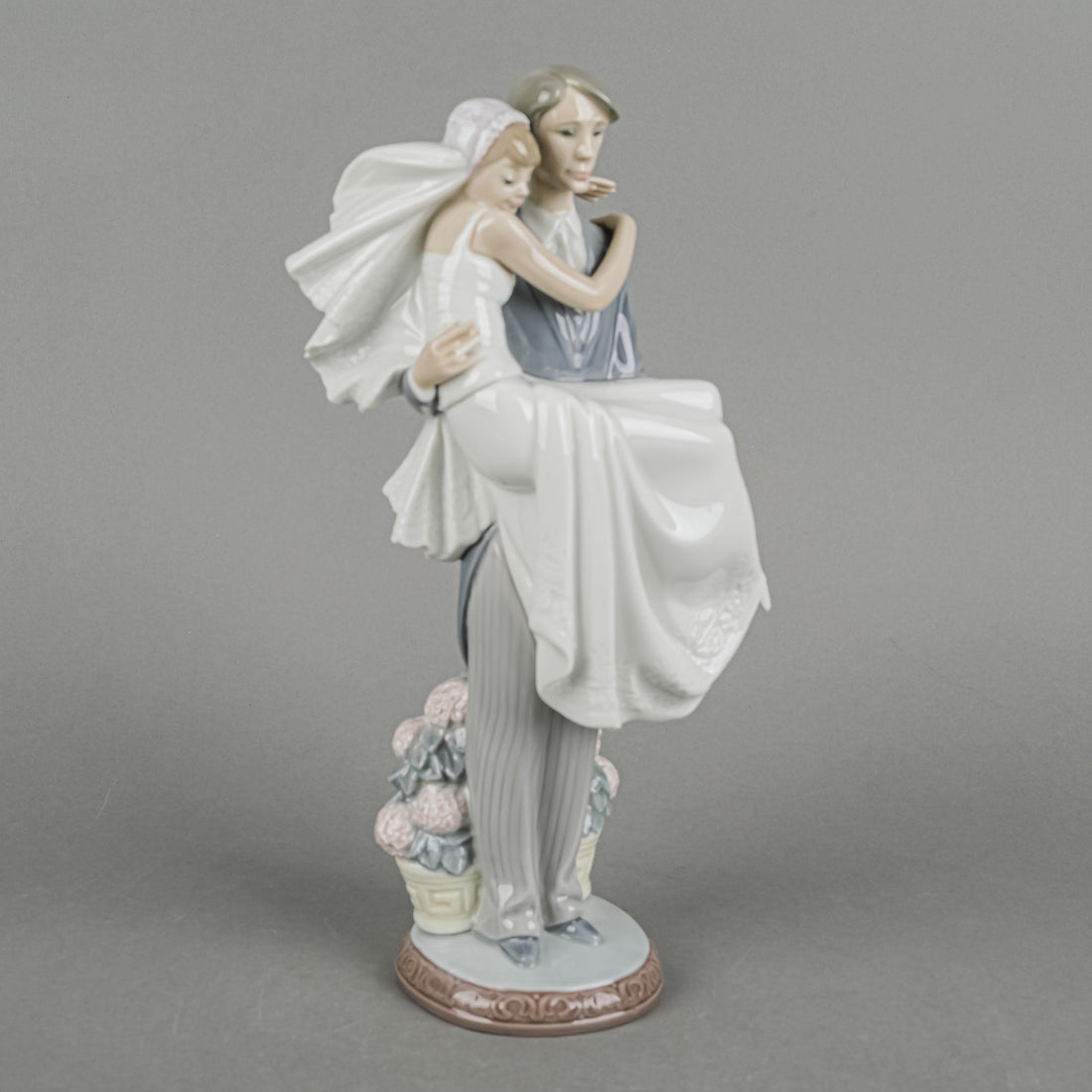 LLADRO Figurine Over The Threshold 5282