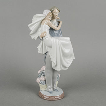 LLADRO Figurine Over The Threshold 5282