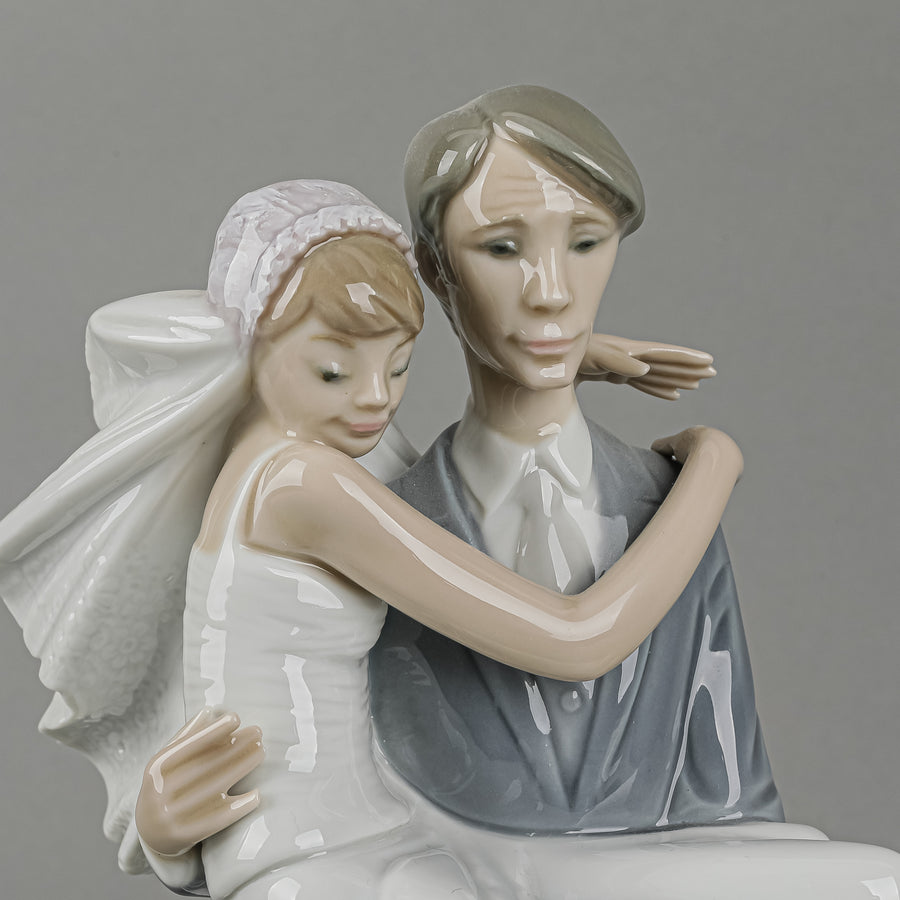 LLADRO Figurine Over The Threshold 5282