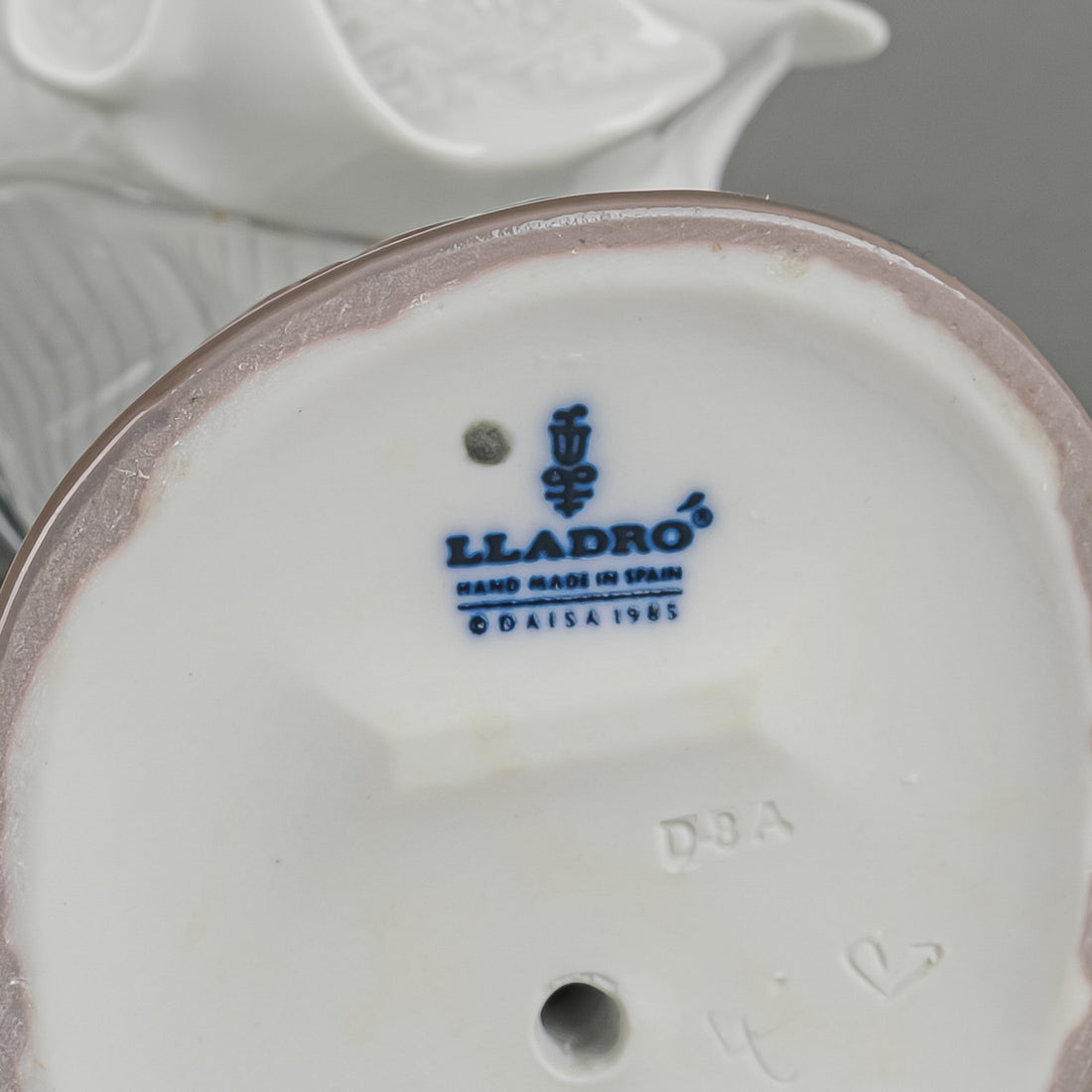 LLADRO Figurine Over The Threshold 5282