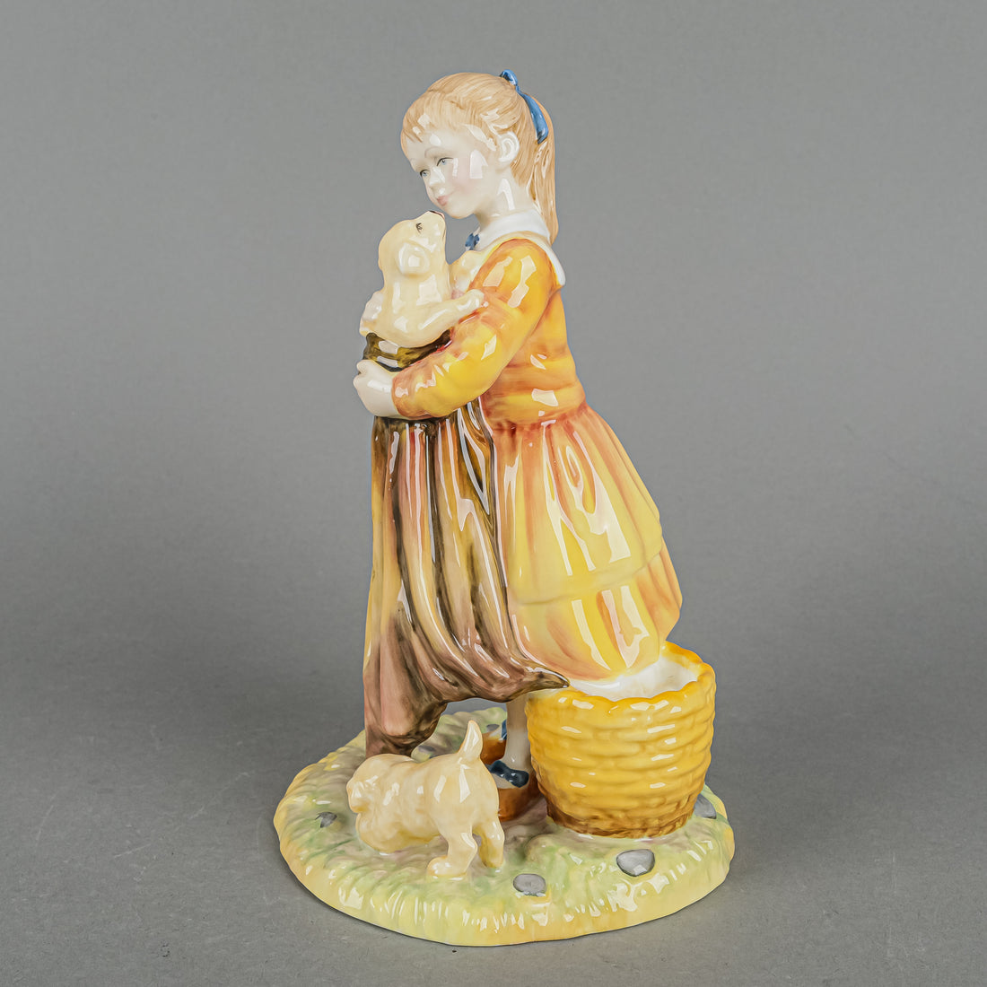 ROYAL DOULTON Figurine Puppy Love HN 3371  Age Of Innocence