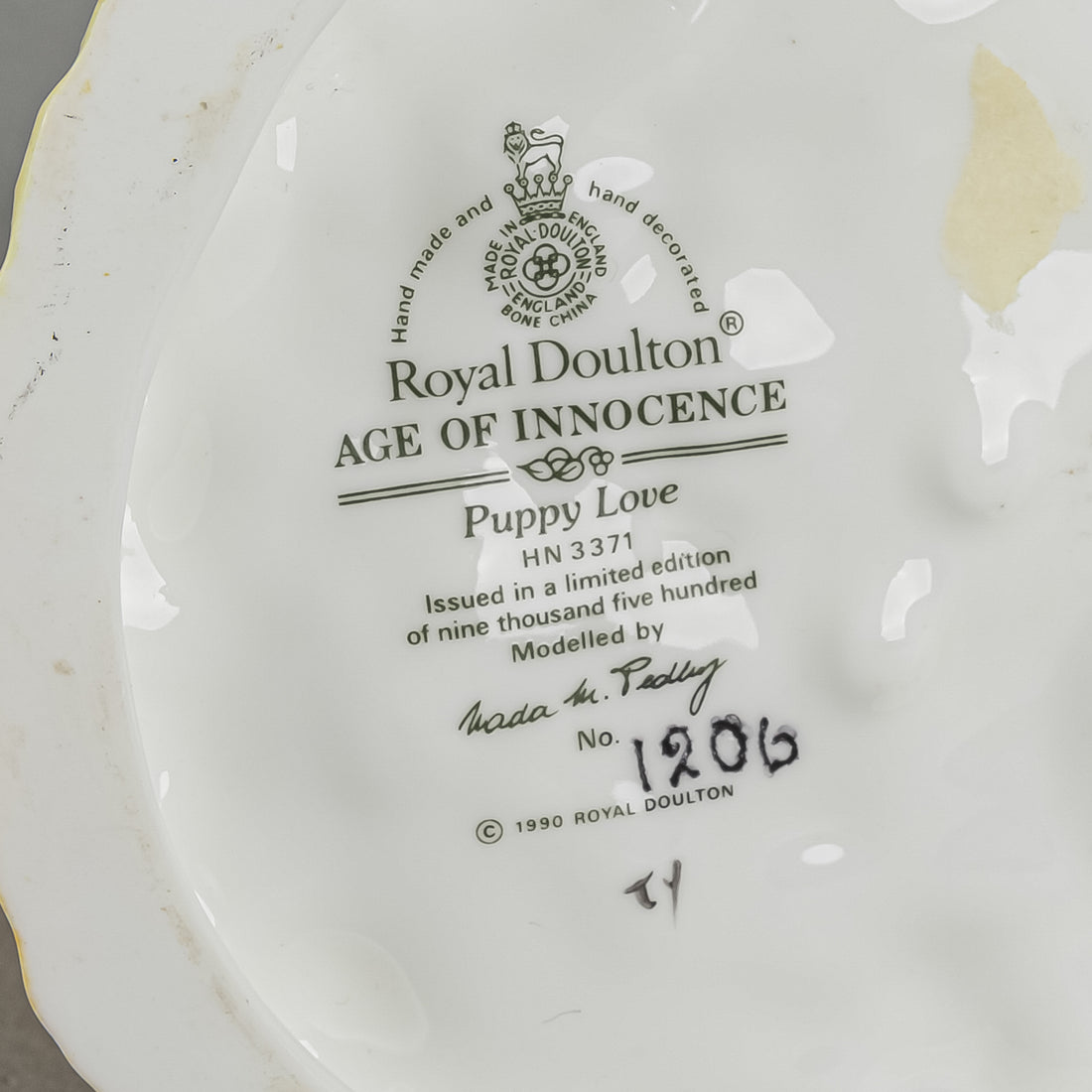 ROYAL DOULTON Figurine Puppy Love HN 3371  Age Of Innocence